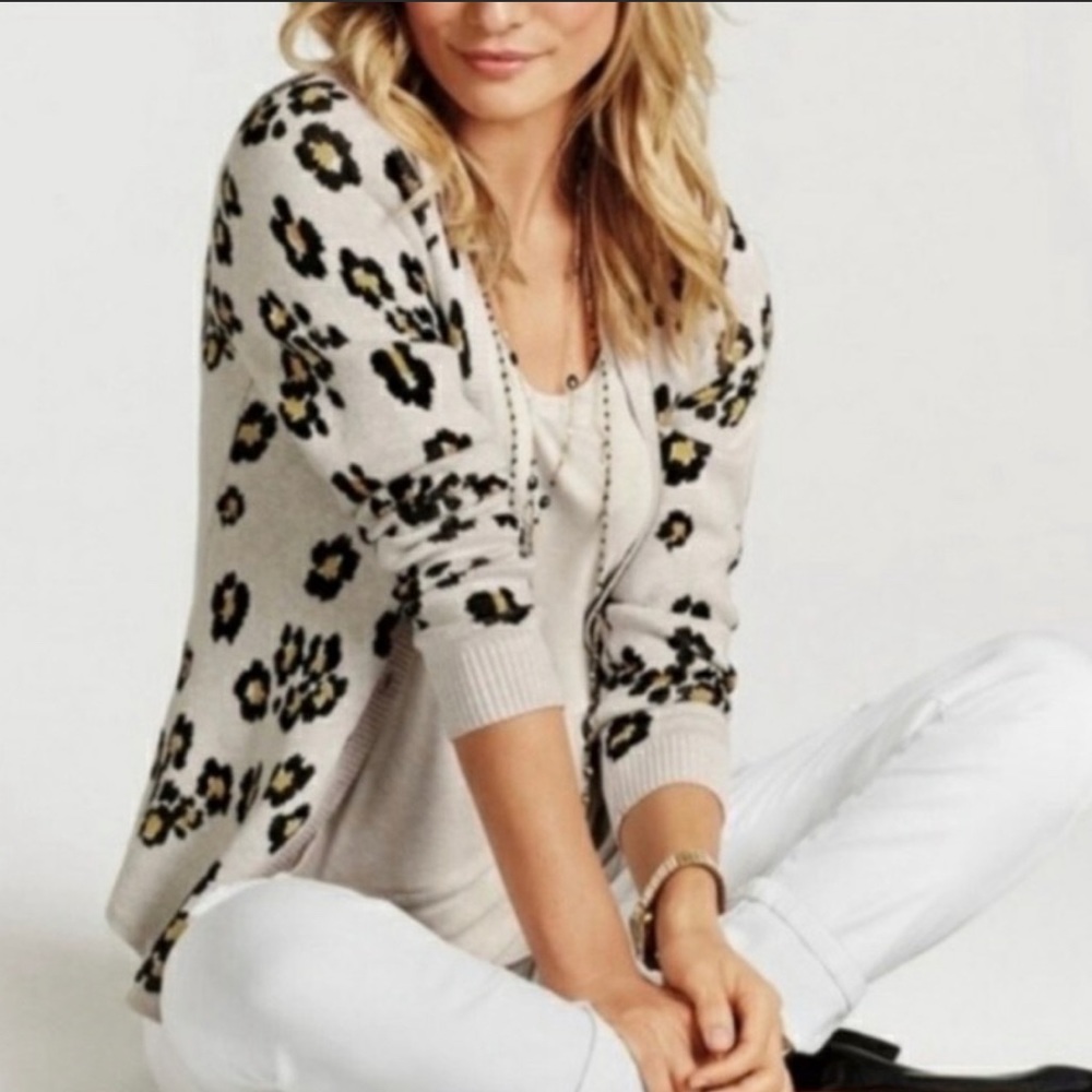 ✨ CAbi Women’s White Black Kiki Cardigan Leopard Floral Small